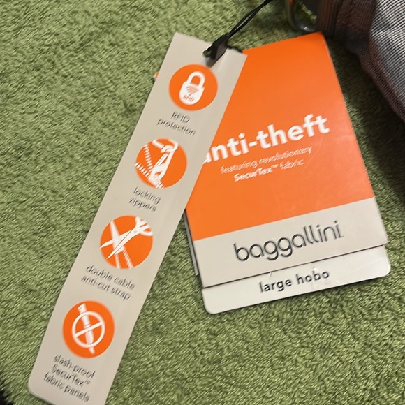 NWT Baggallini anti-theft travel bag with attached  RFID protection wallet - Picture 3 of 8